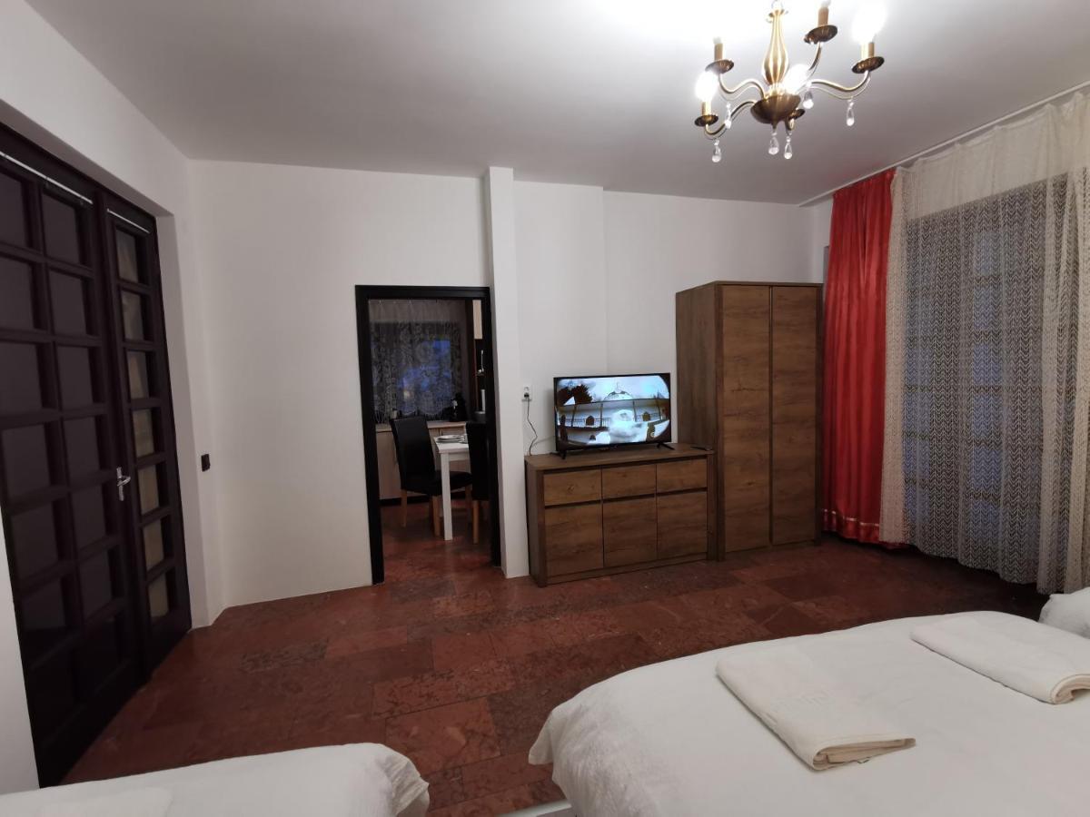 Ambient Deluxe Apartman Gyula Exterior photo