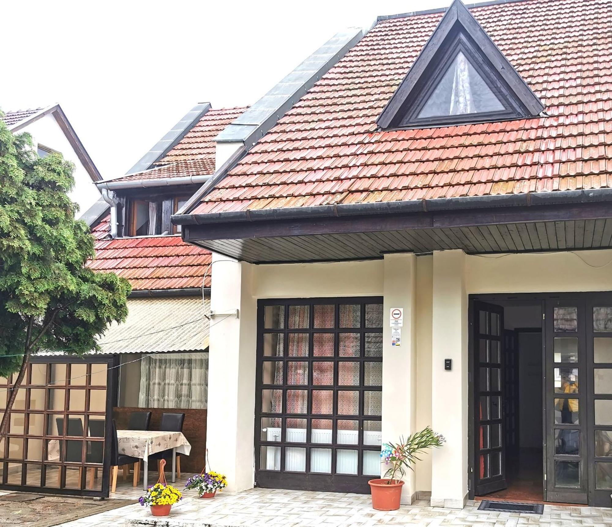 Ambient Deluxe Apartman Gyula Exterior photo